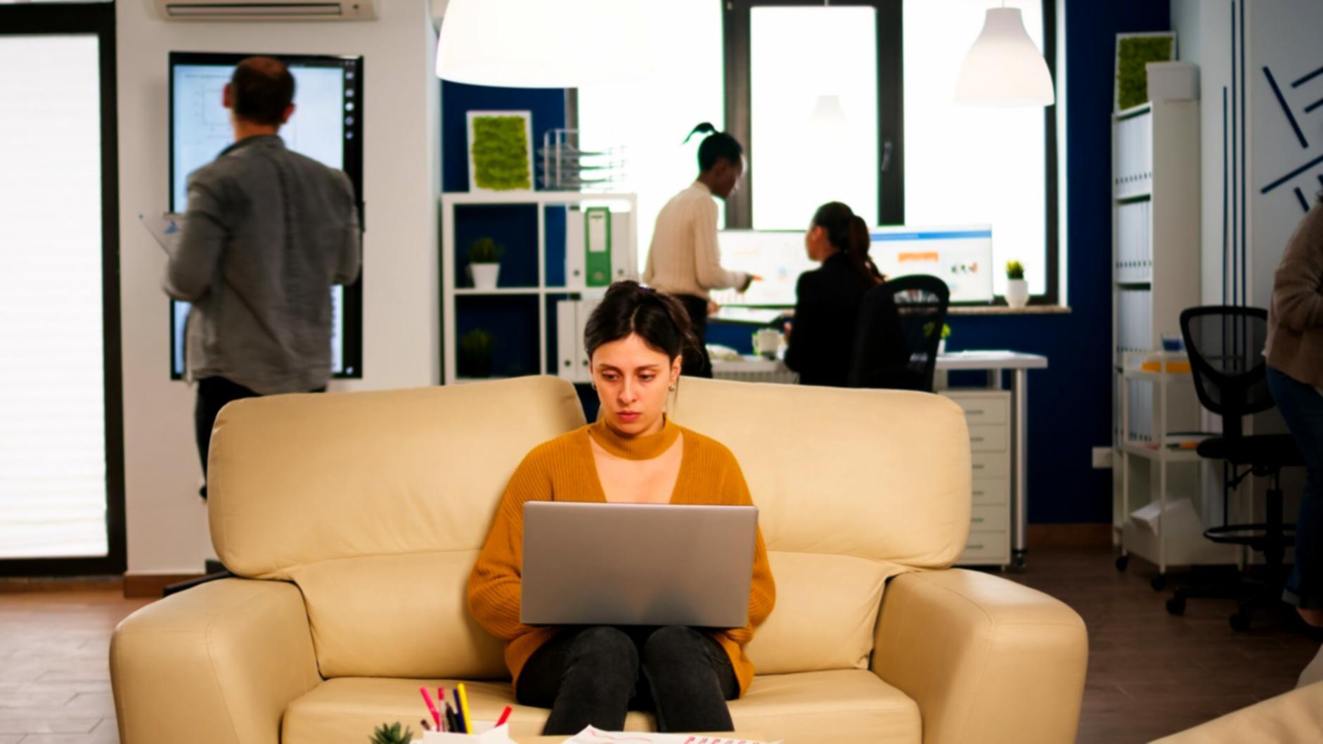 Arbeitsplatz mit Recherche-Unterlagen